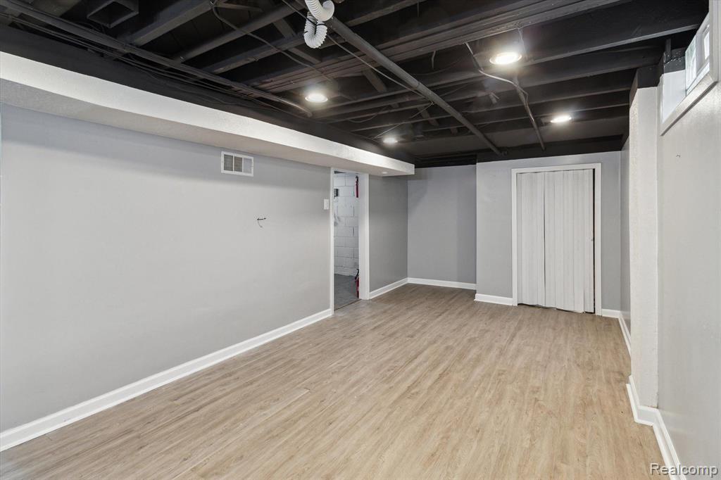 812 N KENWOOD Avenue, Royal Oak, MI 48067 — Photo 37