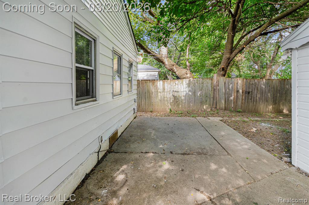 18565 Kenosha Street, Harper Woods, MI 48225 — Photo 13