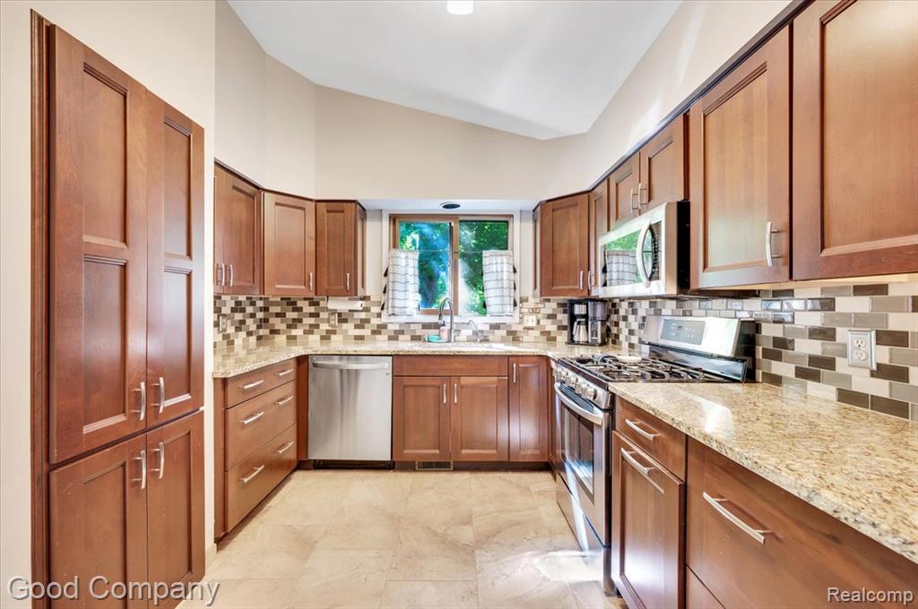 5504 Starwood Drive, Commerce Twp, MI 48382 — Photo 13