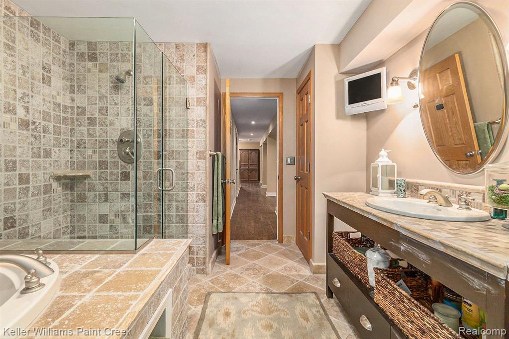 556 ORCHARD RIDGE Drive, Lake Orion, MI 48362 — Photo 25