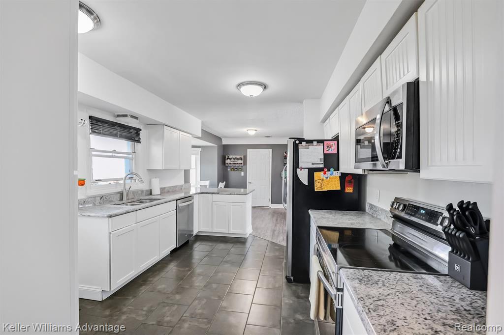 671 E Crest Lane, South Lyon, MI 48178 — Photo 15