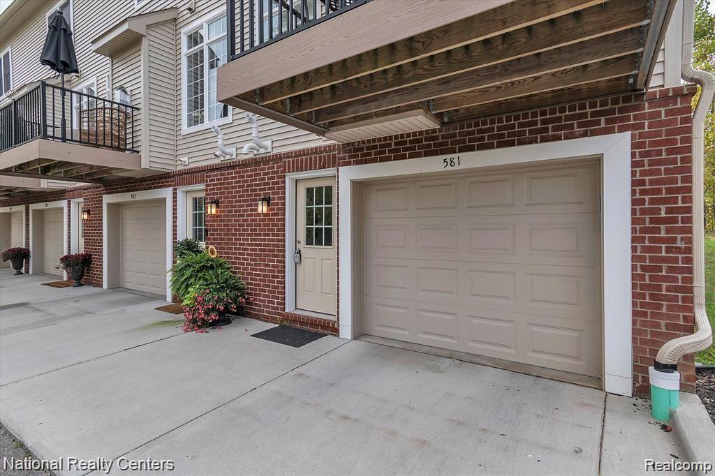 581 VILLAGE Lane, Milford, MI 48381 — Photo 34