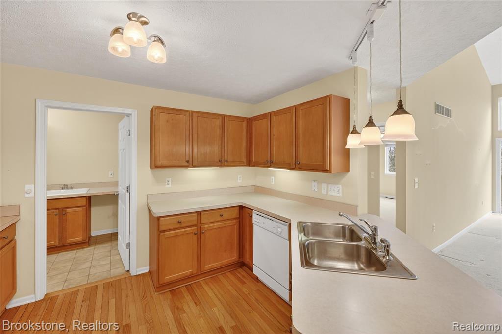 986 Spirea, 44, Howell, MI 48843 — Photo 15