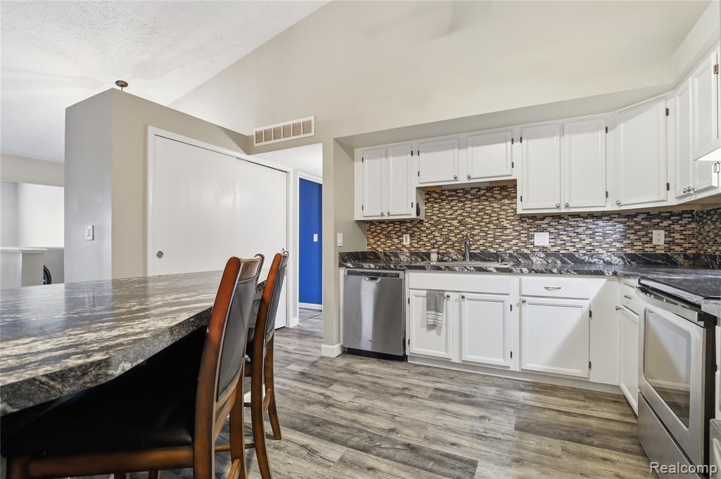 61212 Greenwood Drive, South Lyon, MI 48178 — Photo 15