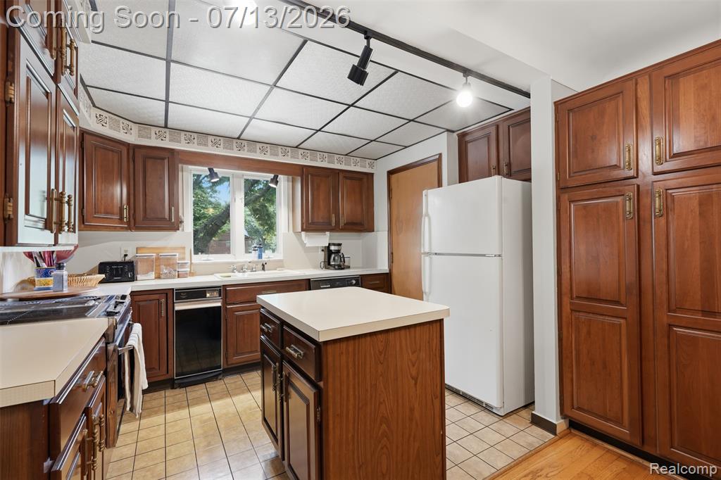 27704 California Drive NW, Lathrup Village, MI 48076 — Photo 13