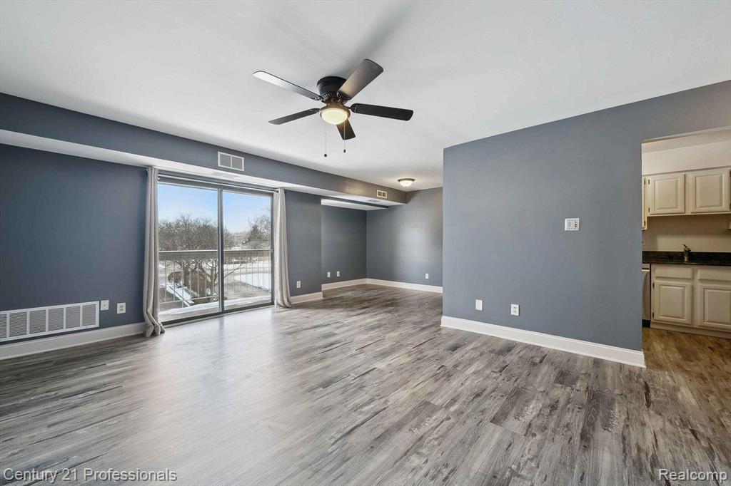 30535 W 14 MILE Road, 20, Farmington Hills, MI 48334 — Photo 9