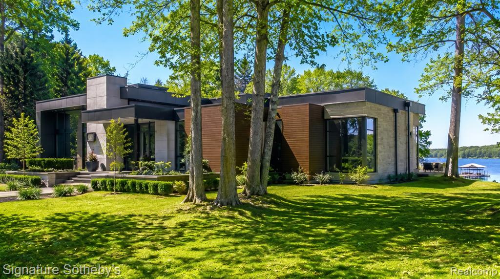 9485 LAKEVIEW Drive, Pinckney, MI 48169 — Photo 16