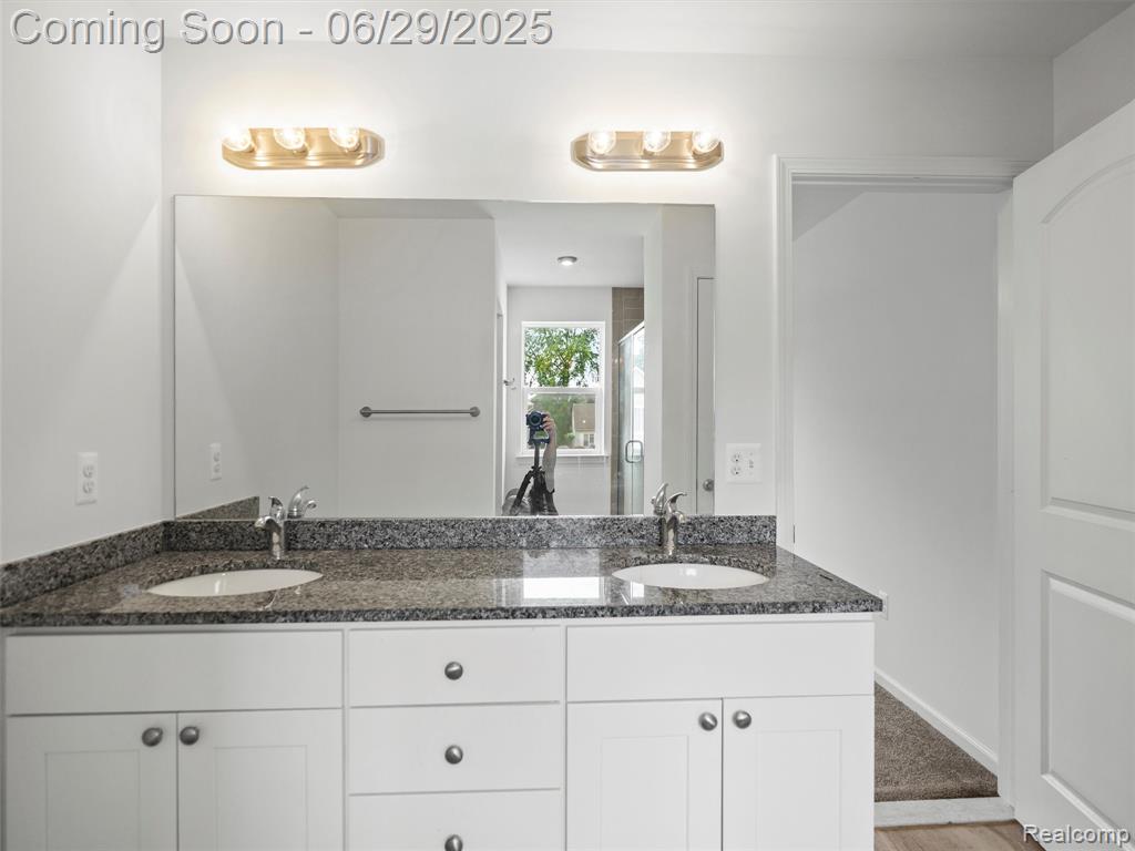 399 W DALLAS Avenue, Madison Heights, MI 48071 — Photo 20