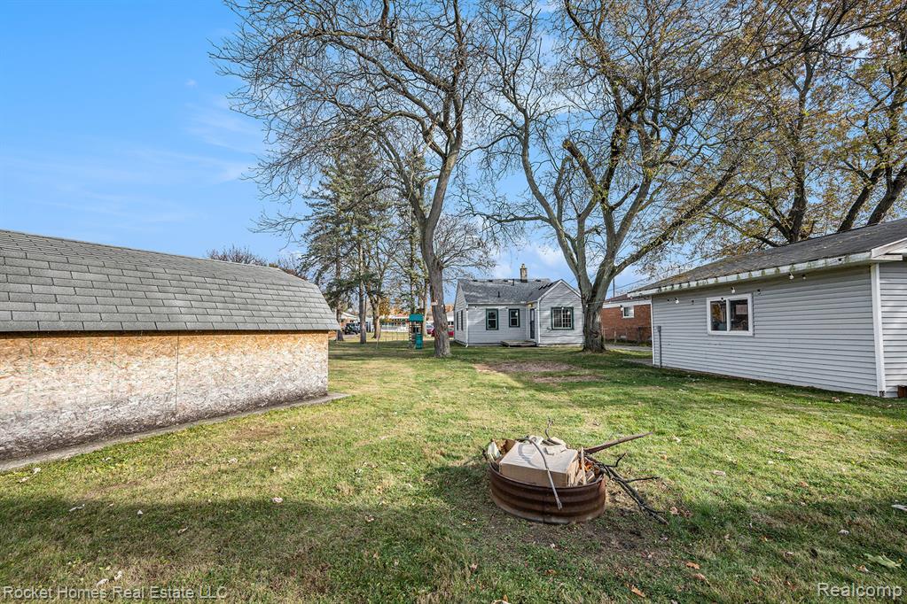 8241 Robindale Avenue, Dearborn Heights, MI 48127 — Photo 23