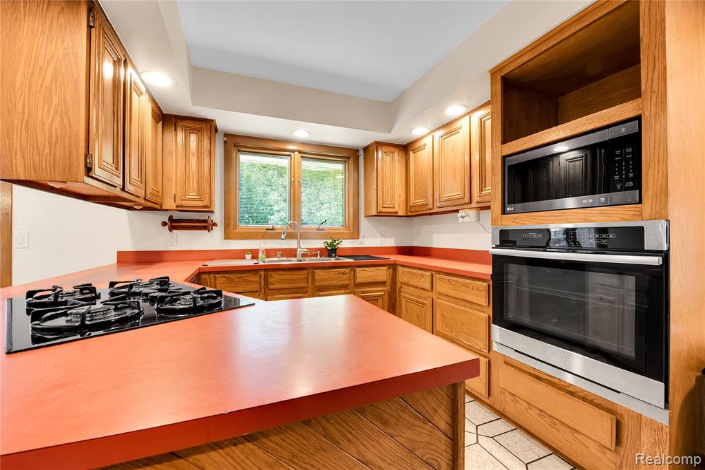 8285 Staghorn Trail, Clarkston, MI 48348 — Photo 21