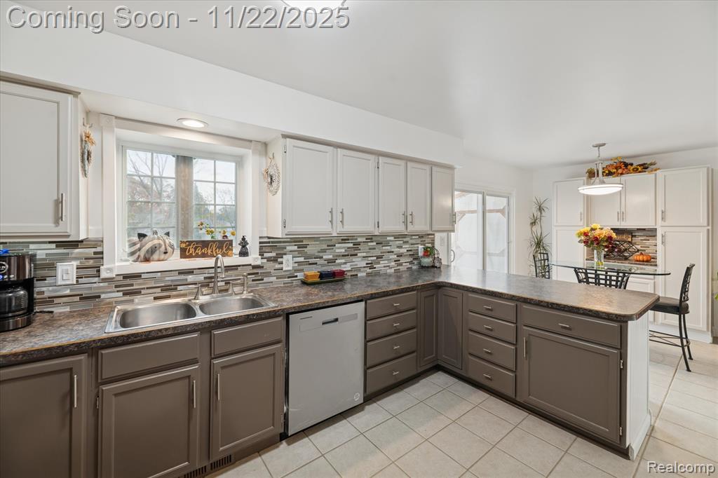 4196 Lotus Drive, Waterford, MI 48329 — Photo 14