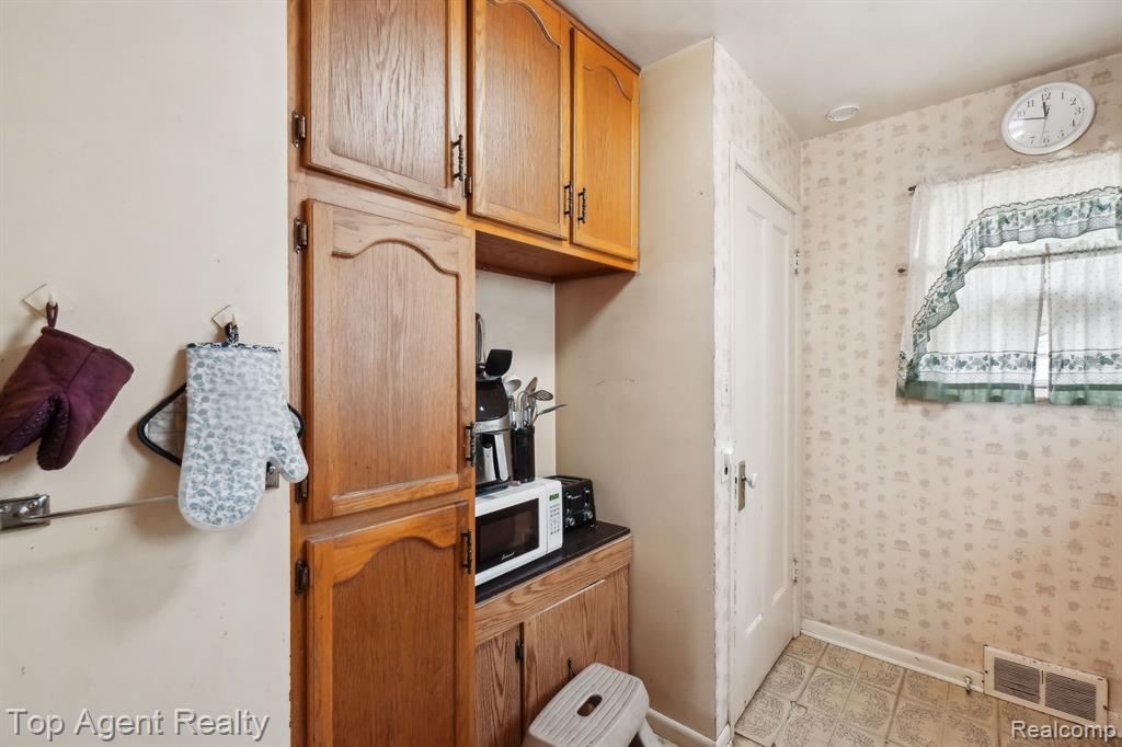 933 CAMERON Avenue, Pontiac, MI 48340 — Photo 11