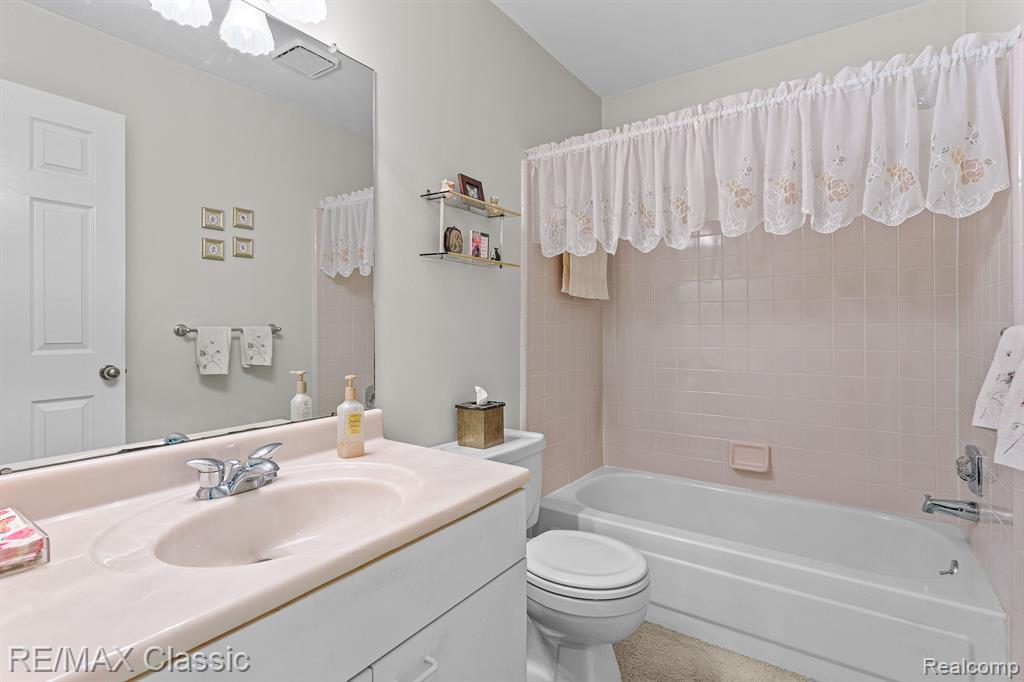 38360 Chessington, Farmington Hills, MI 48331 — Photo 22