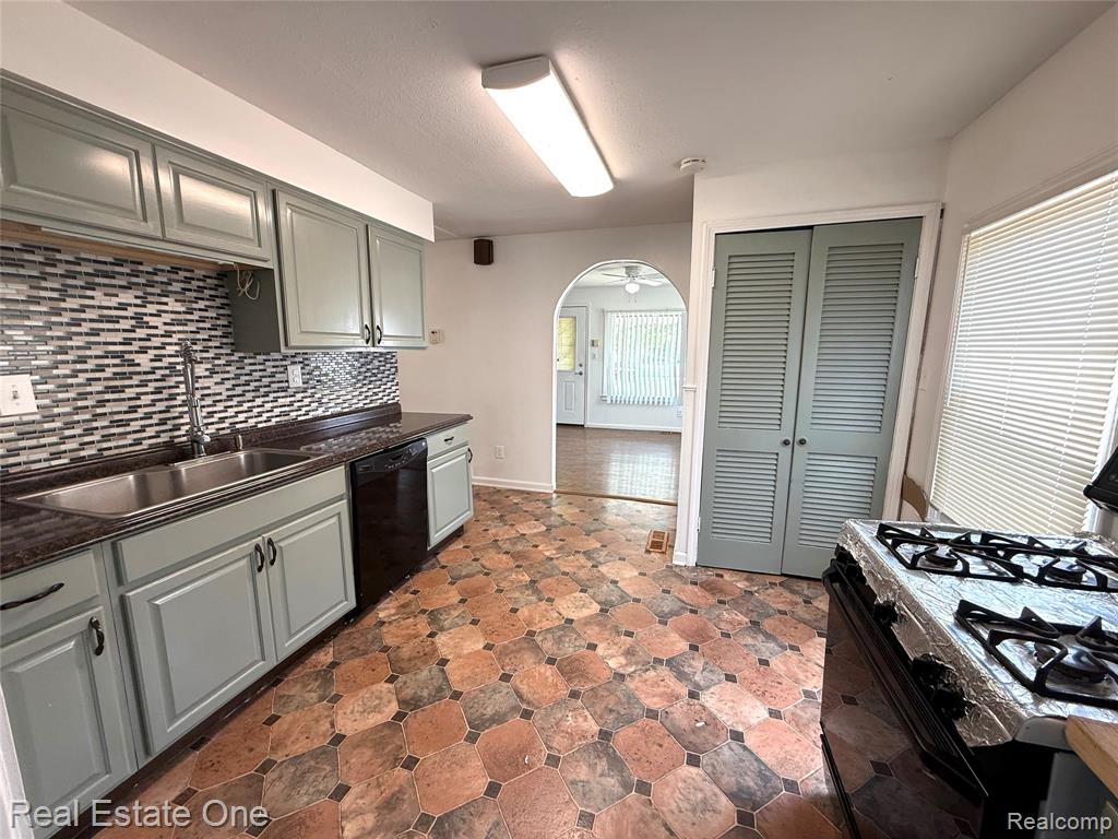 5645 FENTON Street, Dearborn Heights, MI 48127 — Photo 4