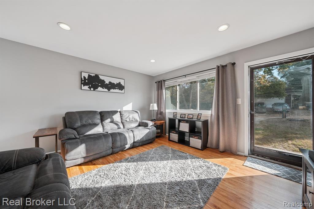 694 Ferndale Avenue, Lake Orion, MI 48362 — Photo 2