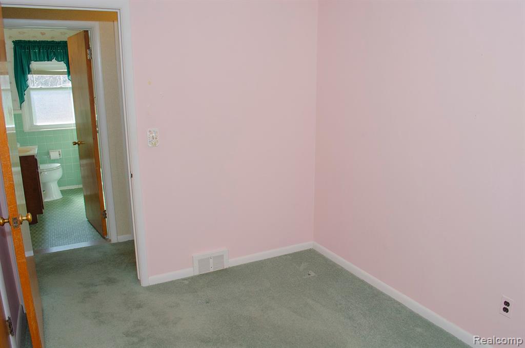 9819 WESTMORE Street, Livonia, MI 48150 — Photo 12