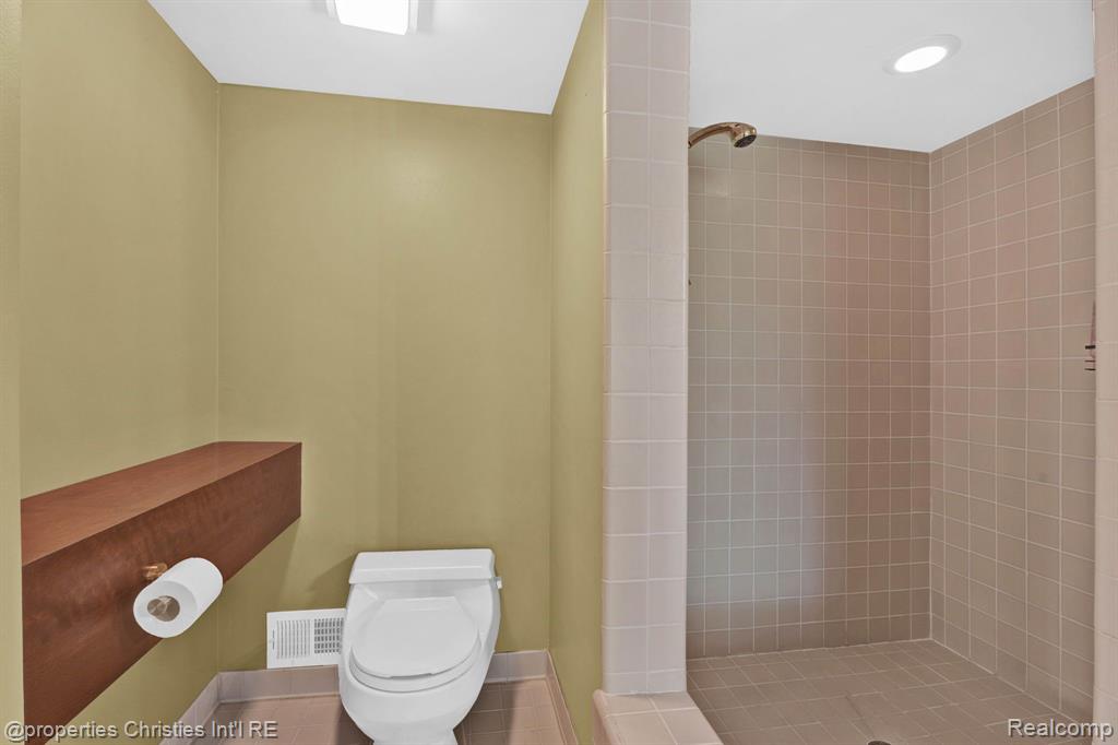 4845 CLIFFSIDE Drive, West Bloomfield, MI 48323 — Photo 36