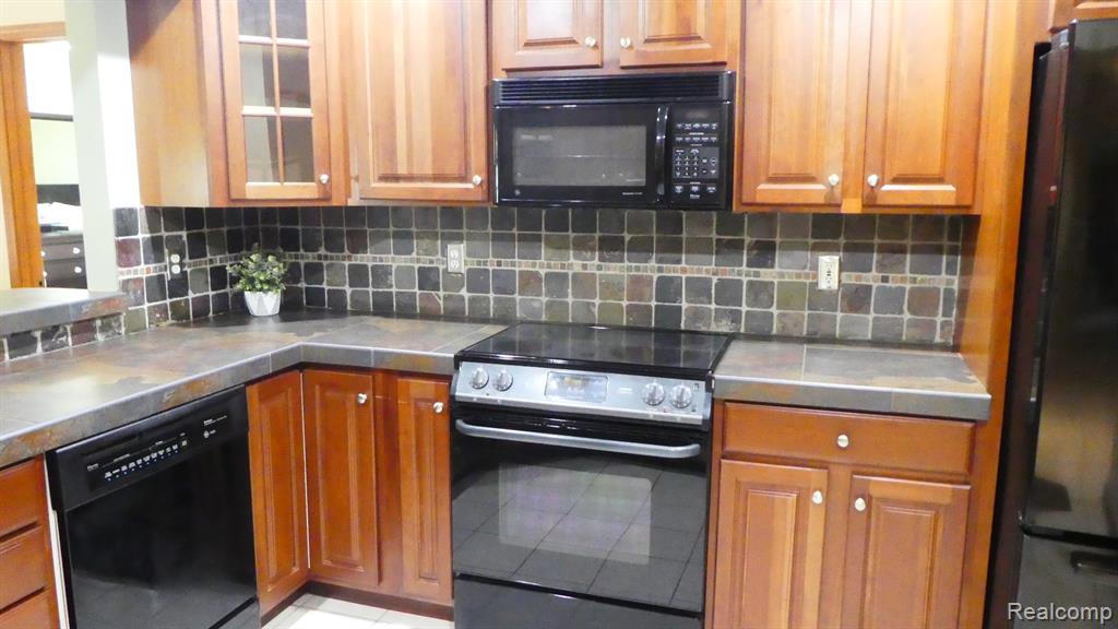 8051 Prestonwood Court, Flushing, MI 48433 — Photo 11