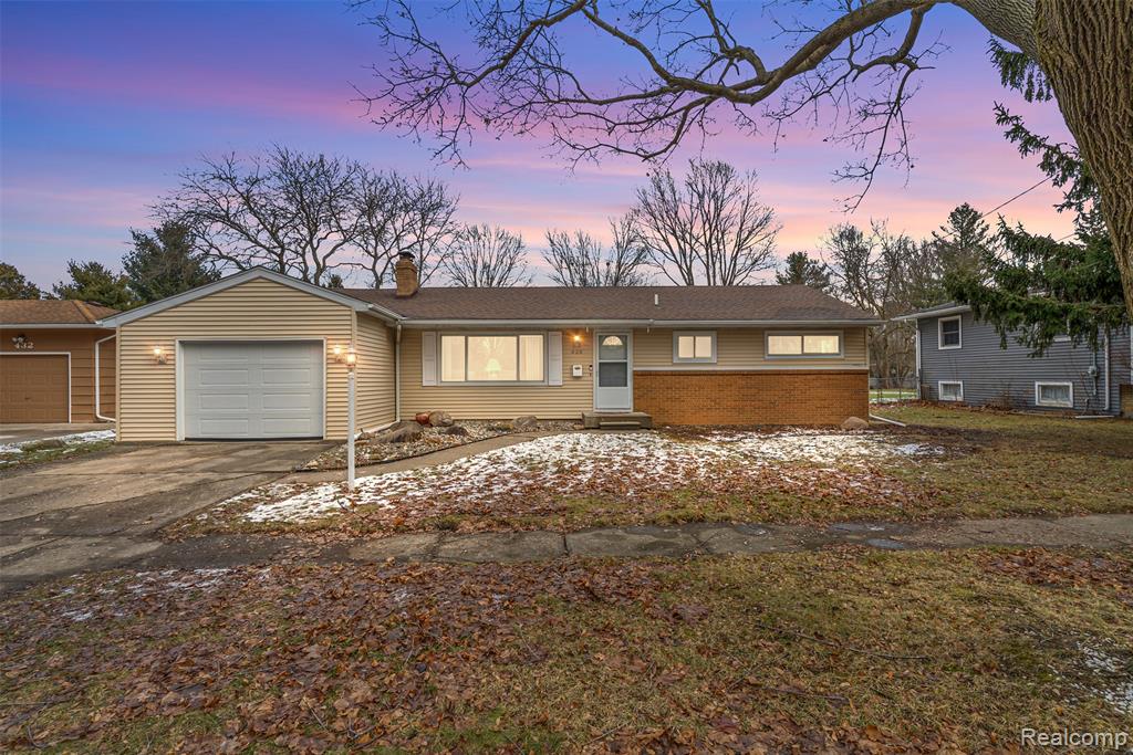 428 Sunnyside Drive, Flushing, MI 48433 — front exterior
