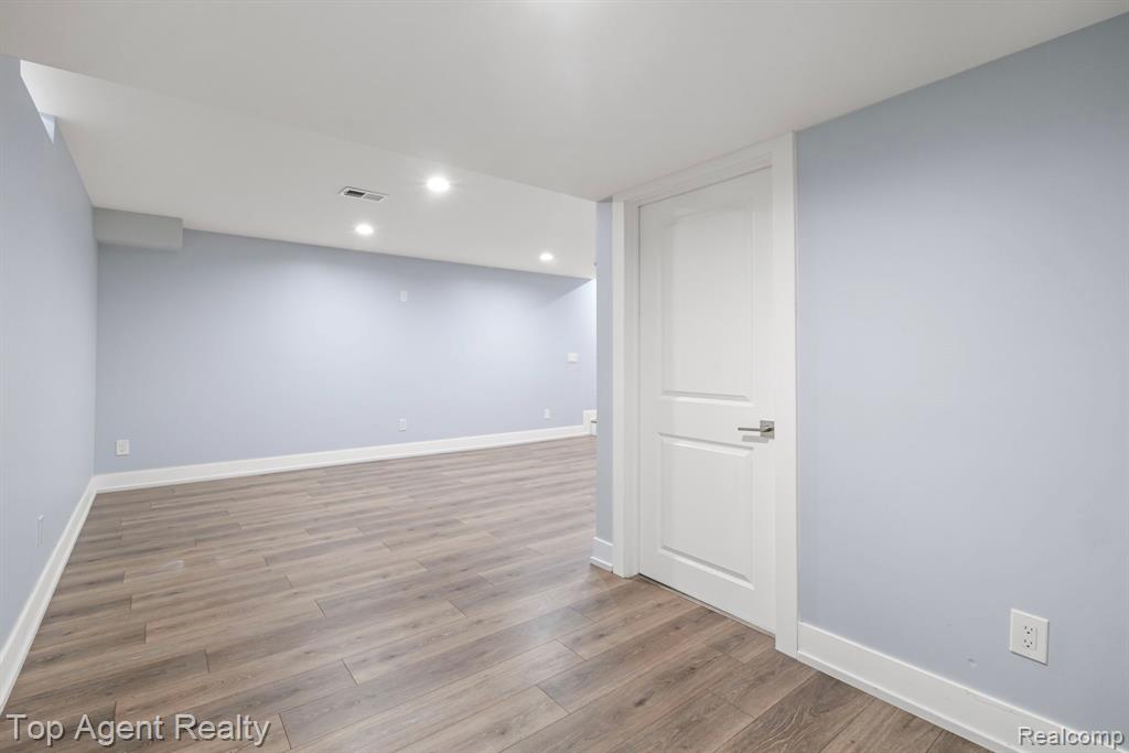 38887 Country Circle, Farmington Hills, MI 48331 — Photo 35