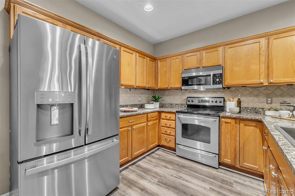 5589 TWIN OAKS Drive, Sterling Heights, MI 48314 — Photo 18