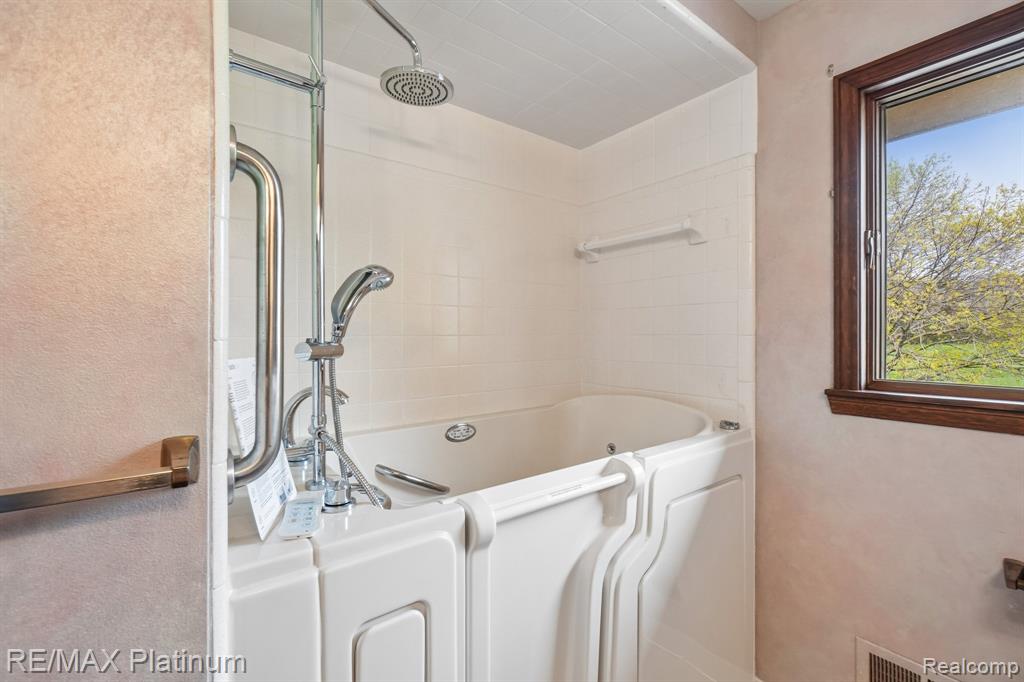 555 Crawford Farm Lane, Milford, MI 48380 — Photo 29