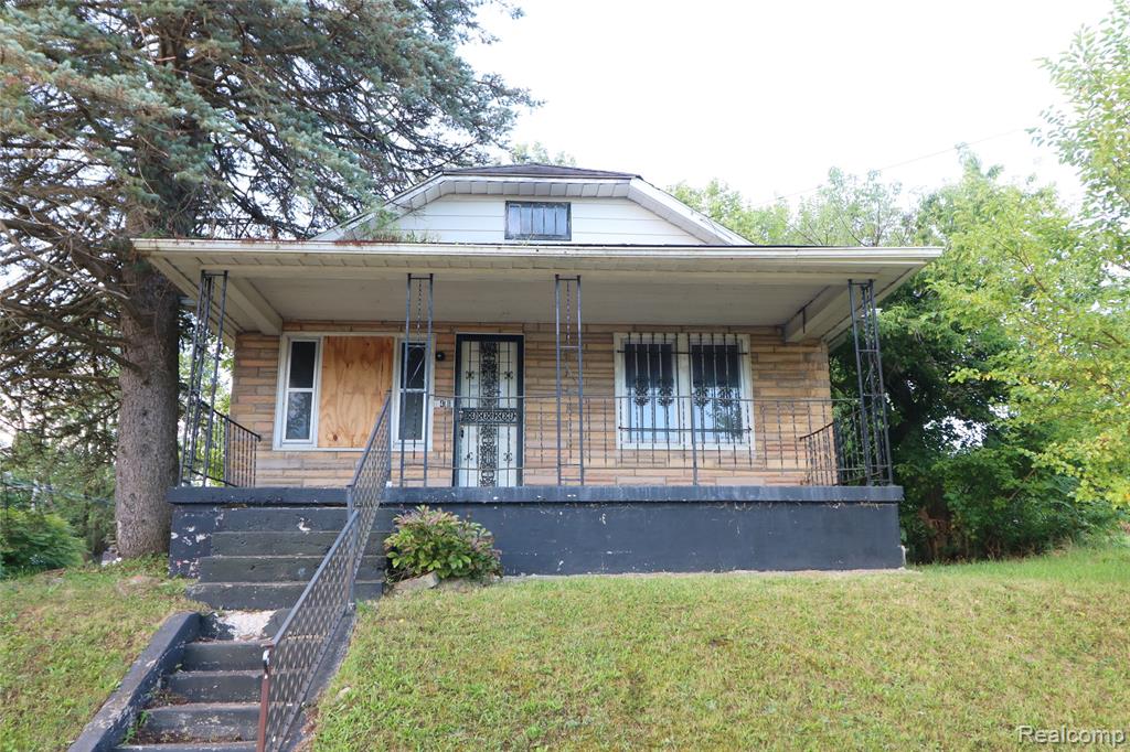 946 E Bundy Avenue, Flint, MI 48505 — front exterior