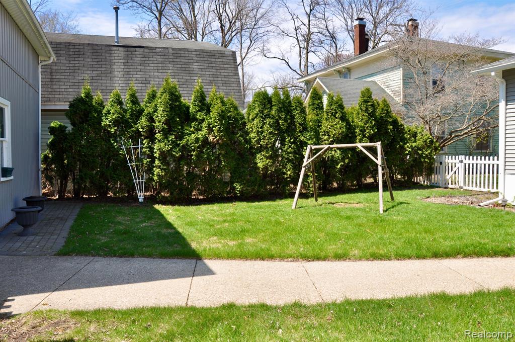 608 E MAPLE Street, Holly, MI 48442 — Photo 6