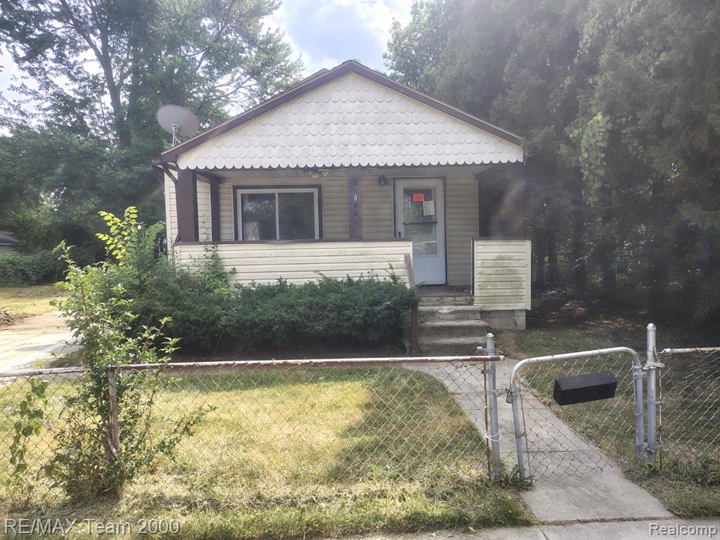 20890 Ridgemont Road, Harper Woods, MI 48225