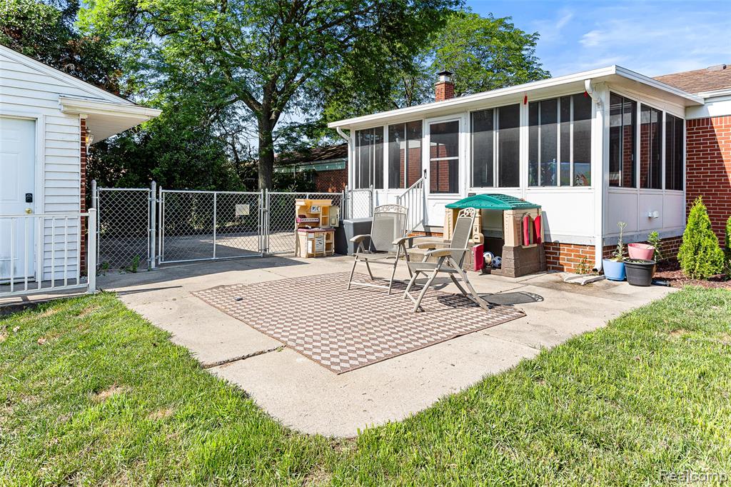 23020 Farmington Road, Farmington, MI 48336 — Photo 37