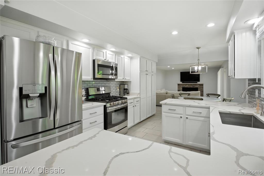 7027 Beverly Crest Drive, West Bloomfield, MI — Photo 6