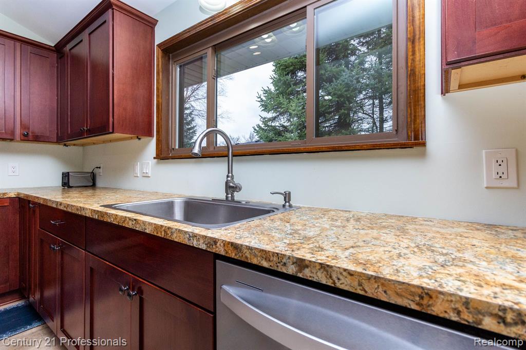 46498 HOUGHTON Drive, Shelby, MI 48315 — Photo 15