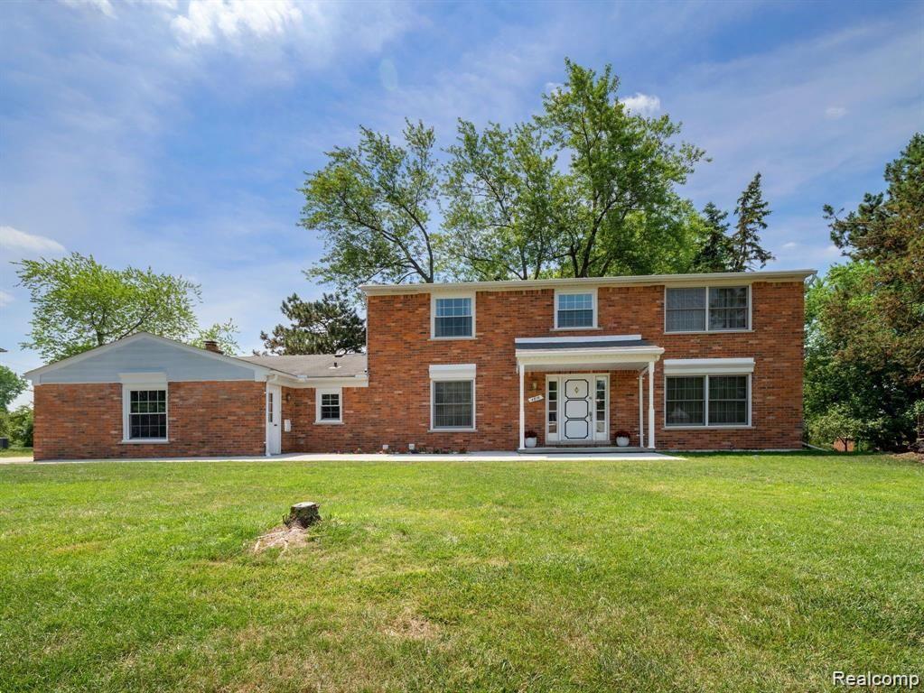 4819 THORNTREE Drive, West Bloomfield, MI — front exterior