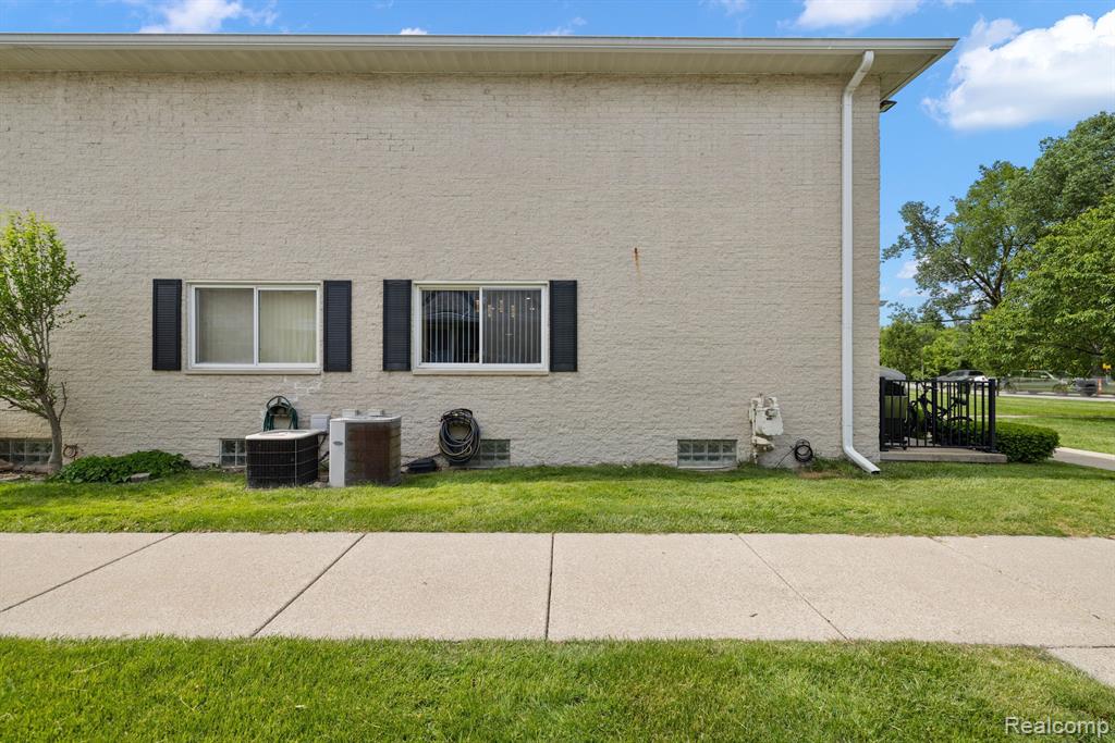 41951 UTICA Road, Sterling Heights, MI 48313 — Photo 8