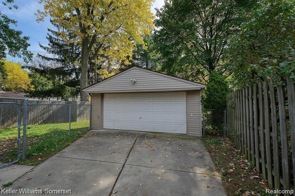 861 W LEWISTON Avenue, Ferndale, MI 48220 — Photo 16