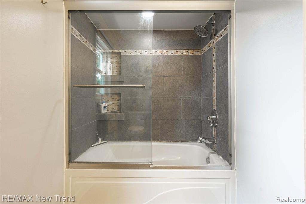 6768 HATCHERY Road, Waterford, MI 48327 — Photo 36