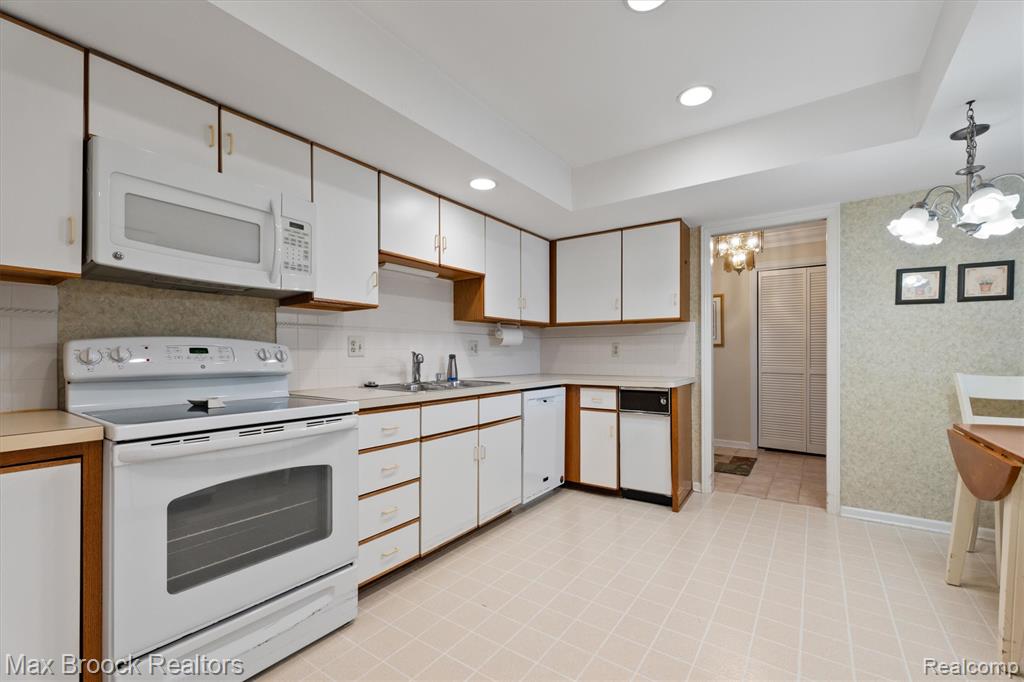 19710 W 13 Mile Road, 210, Beverly Hills, MI 48025 — Photo 14