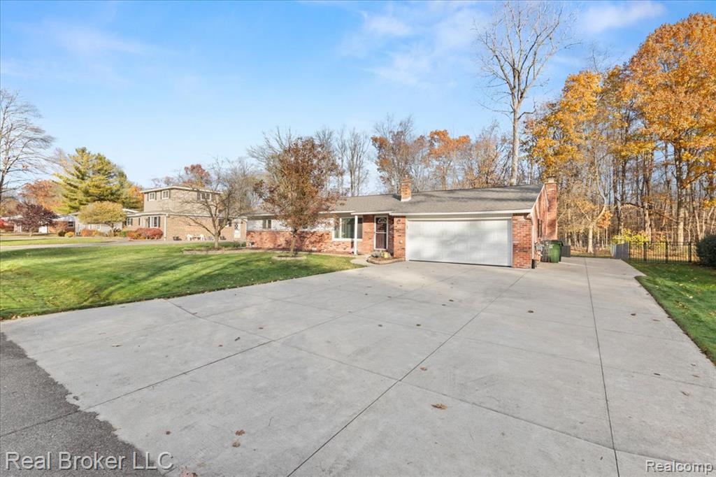 52048 Brentwood Drive, Shelby Twp, MI 48316 — Photo 5