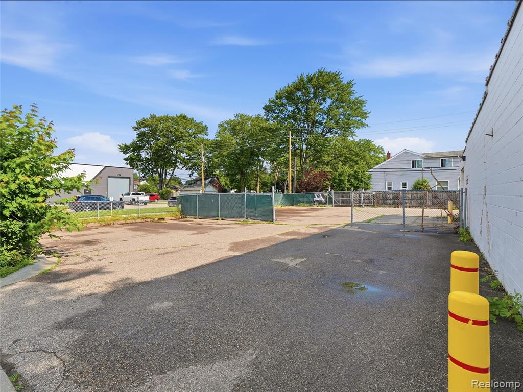 832 W 11 Mile Road, Madison Heights, MI 48071 — Photo 38