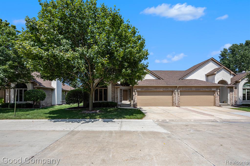 47284 Hunters Chase Drive, Macomb, MI 48042 — Photo 2