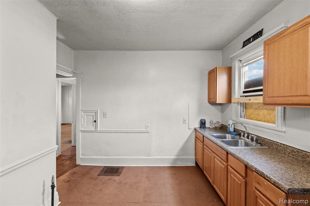 1649 HURLBUT Street, Detroit, MI 48214 — Photo 18