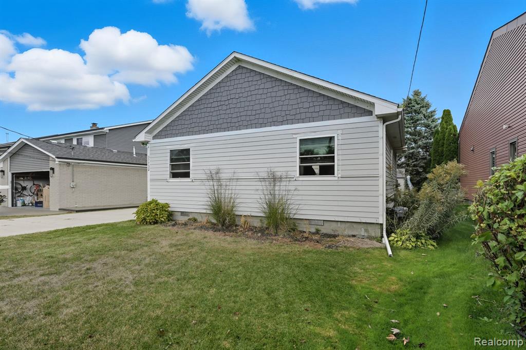 37752 Huron Pointe Drive, Harrison Township, MI — Photo 43