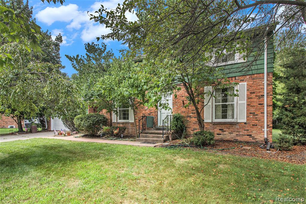 6525 Little Turkey Run, Shelby Twp, MI 48317 — front exterior