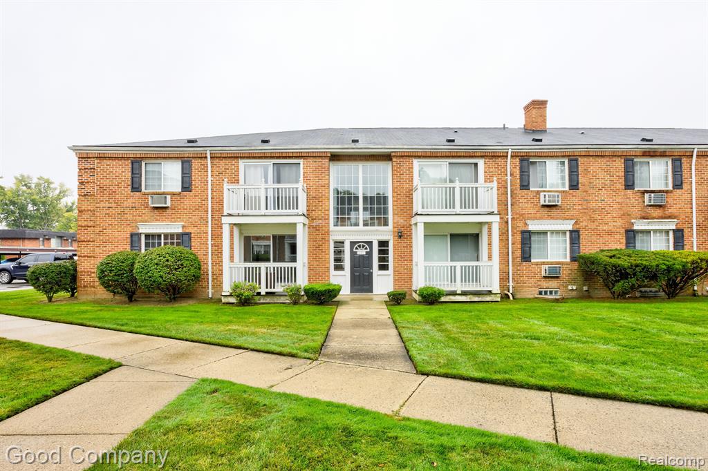 2425 TORQUAY Avenue, 102A, Royal Oak, MI 48073 — front exterior