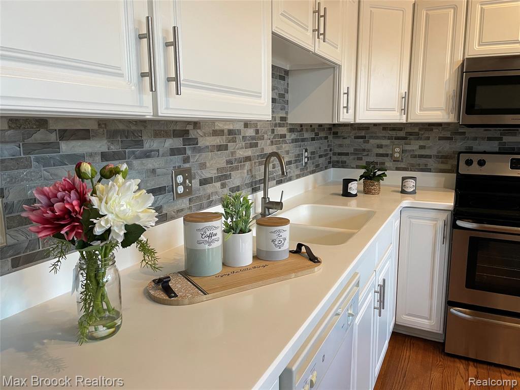 924 SANDALWOOD Drive, Troy, MI 48085 — Photo 6