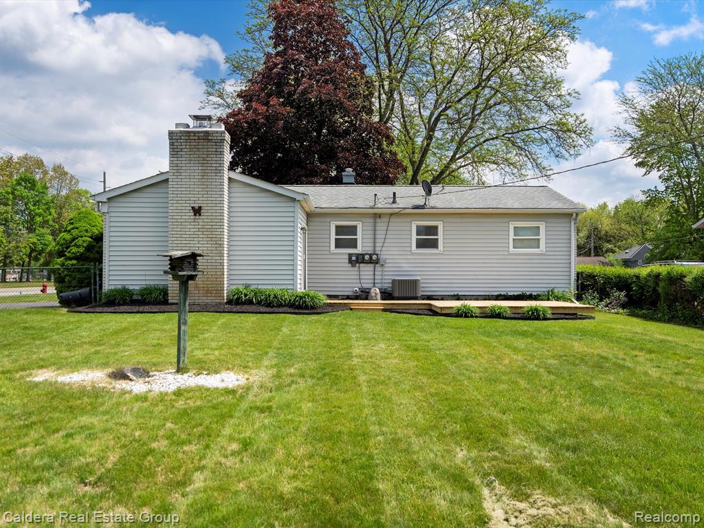 600 LOS ARBOLES Drive, Wolverine Lake, MI 48390 — Photo 25