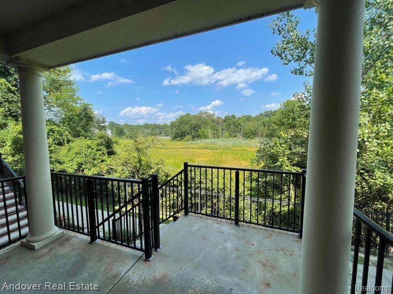 650 VILLAGE Lane, Milford, MI 48381 — Photo 2