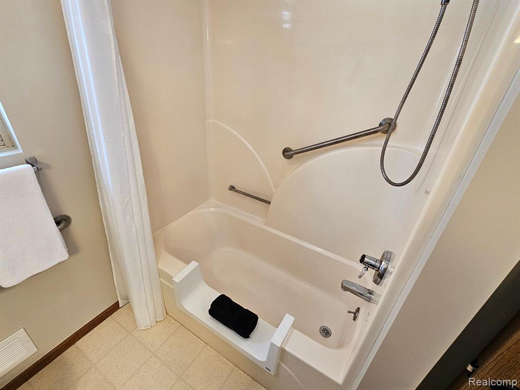524 E MAIN Street, Vernon, MI 48476 — Photo 9