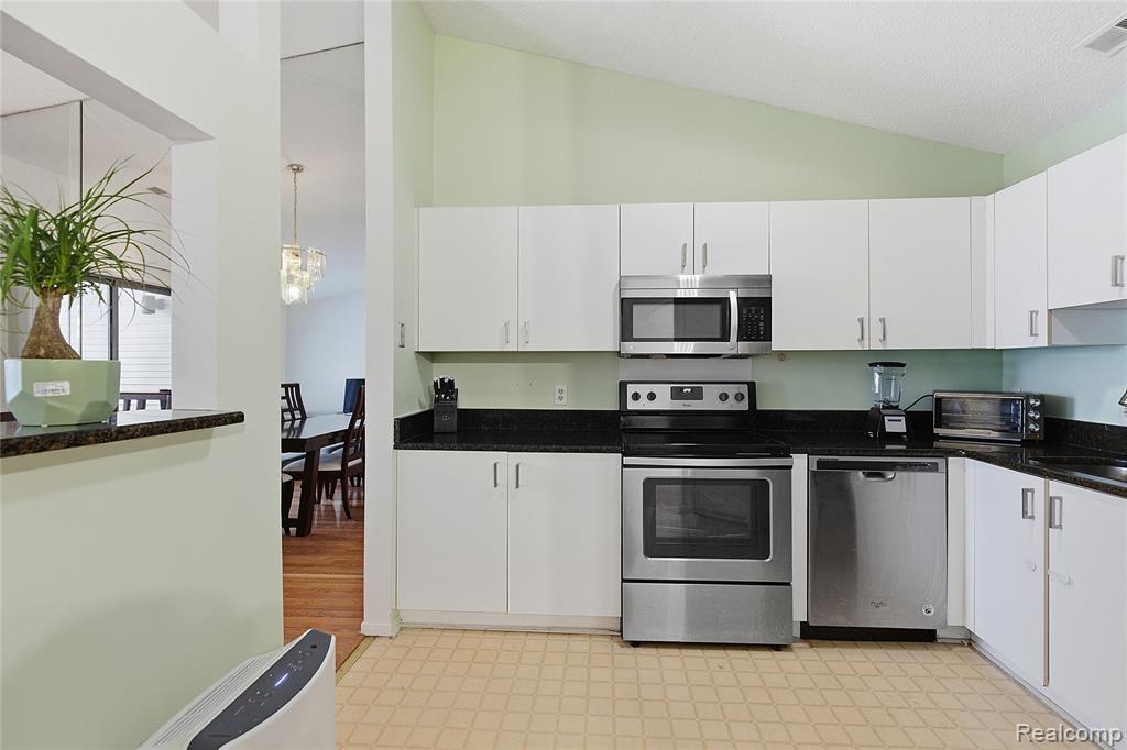 6700 Ridgefield Circle, 201, West Bloomfield, MI — Photo 10