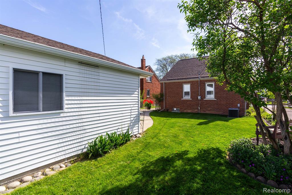 9648 STERLING Avenue, Allen Park, MI 48101 — Photo 43